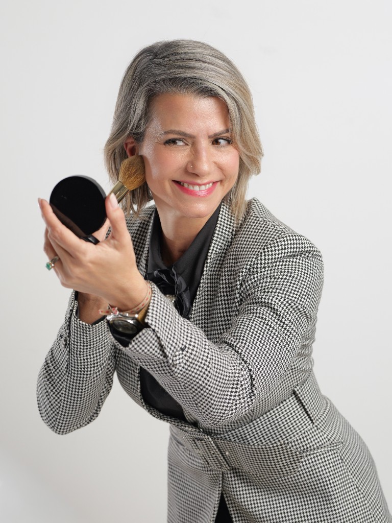 Rosaida Plá facilitando un taller práctico de imagen y maquillaje para equipos